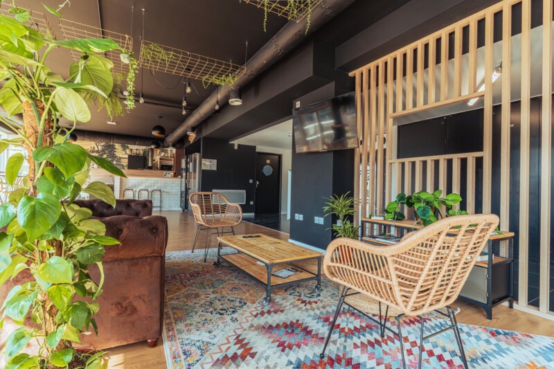 Salle commune de la résidence étudiante Babylone à Lille, avec un canapé, des chaises et une télé