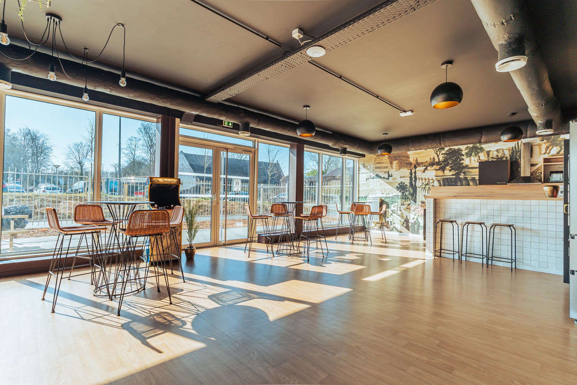 Salle commune de la résidence étudiante Babylone à Lille, avec des chaises et tables et la cuisine partagée