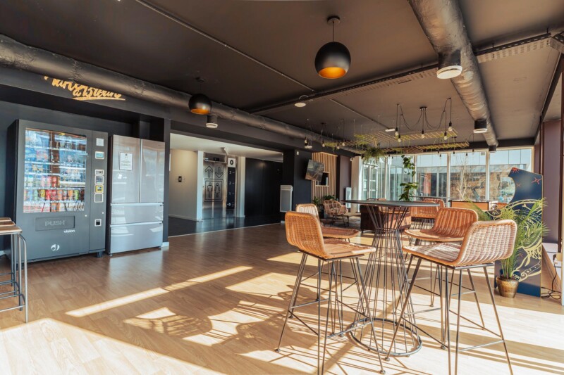 Salle commune de la résidence étudiante Babylone à Lille, avec des chaises et tables