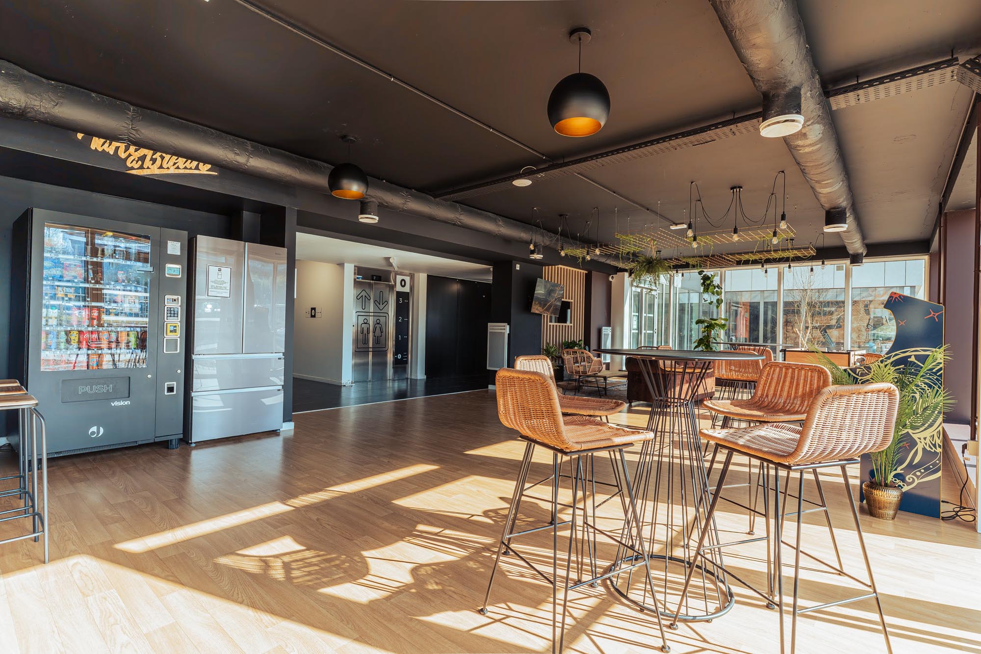 Salle commune de la résidence étudiante Babylone à Lille, avec des chaises et tables