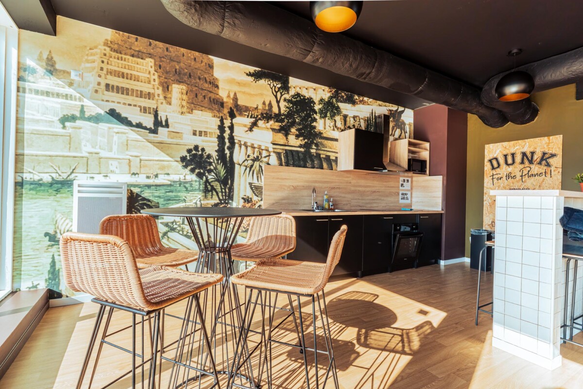 Cuisine commune de la résidence étudiante Babylone à Lille avec table et chaises