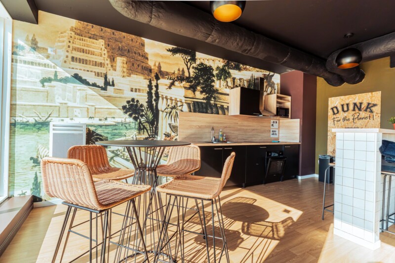 Cuisine commune de la résidence étudiante Babylone à Lille avec table et chaises