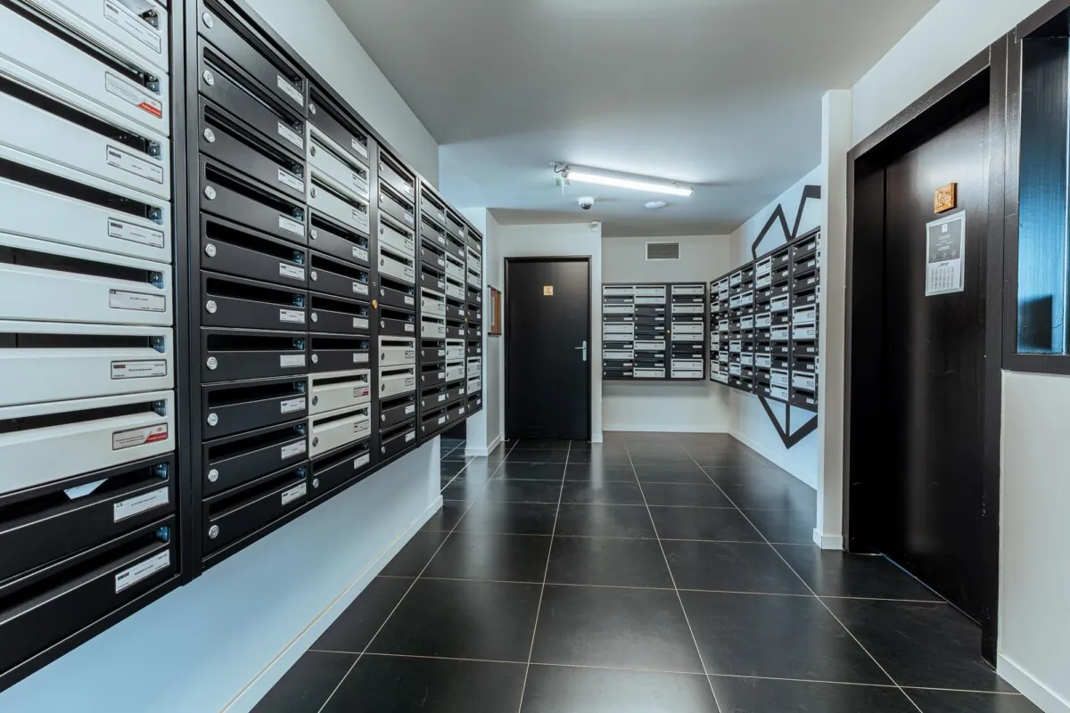 Entrée de la résidence étudiante Babylone à Lille, avec boîte aux lettres