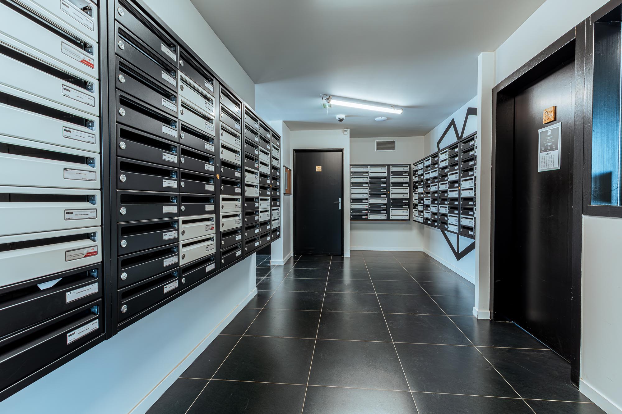 Entrée de la résidence étudiante Babylone à Lille, avec boîte aux lettres