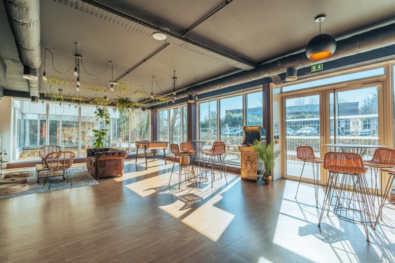 Salle commune de la résidence étudiante Babylone à Lille, avec des chaises et tables