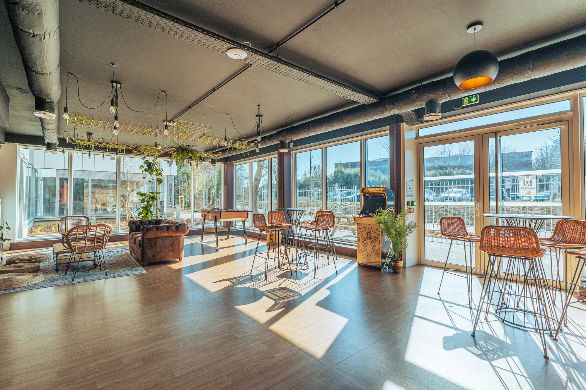 Salle commune de la résidence étudiante Babylone à Lille, avec des chaises et tables