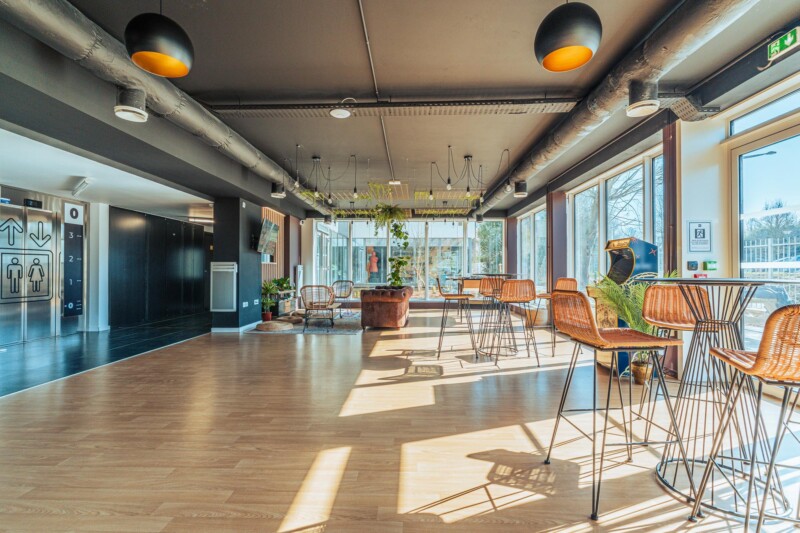 Salle commune de la résidence étudiante Babylone à Lille, avec des chaises et tables