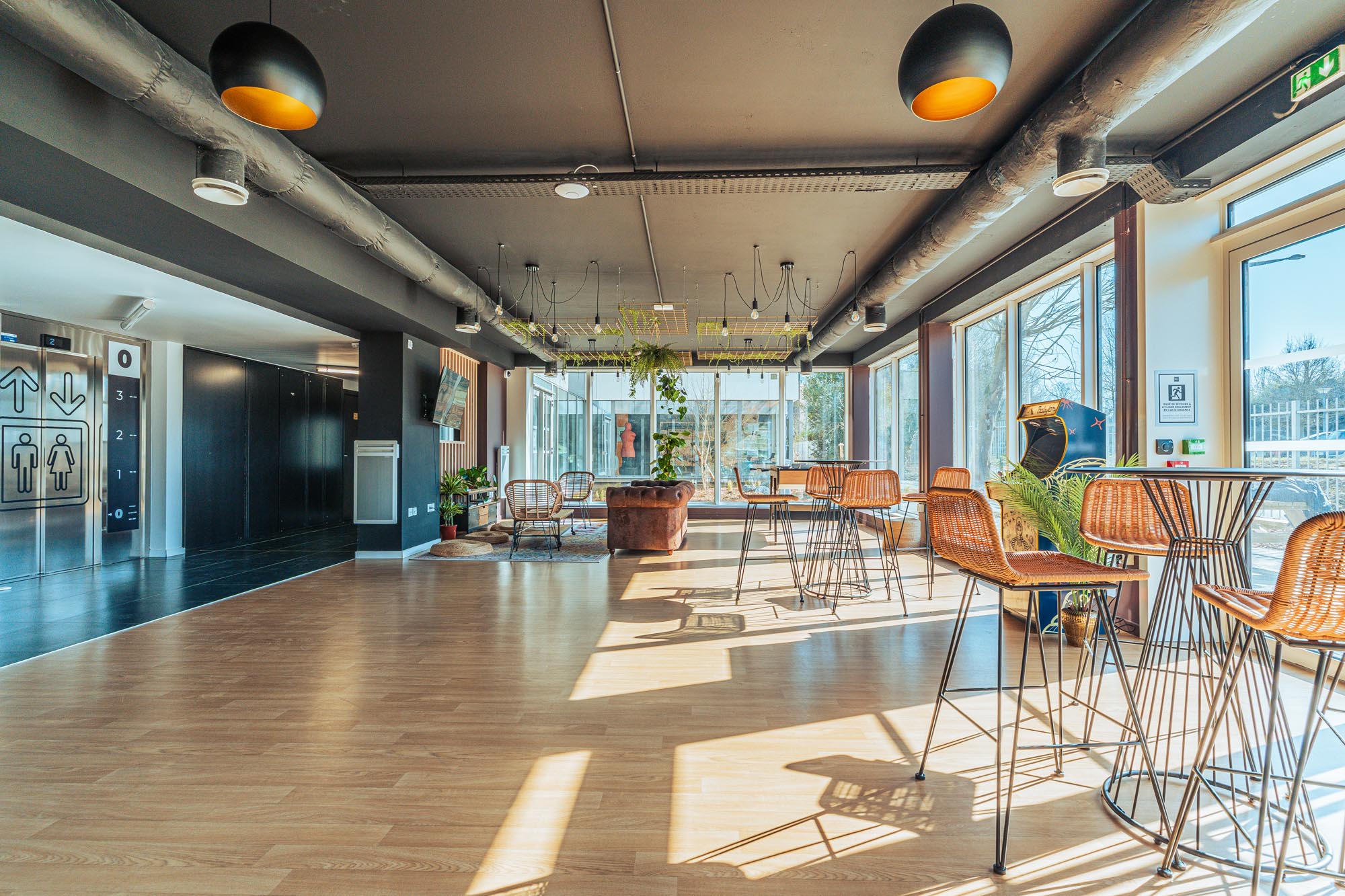 Salle commune de la résidence étudiante Babylone à Lille, avec des chaises et tables