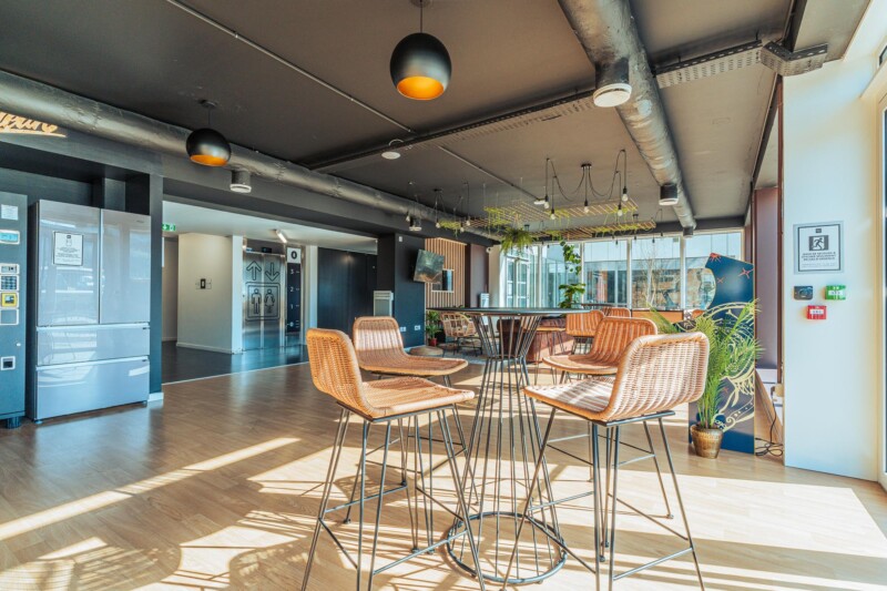 Salle commune de la résidence étudiante Babylone à Lille, avec des chaises et tables