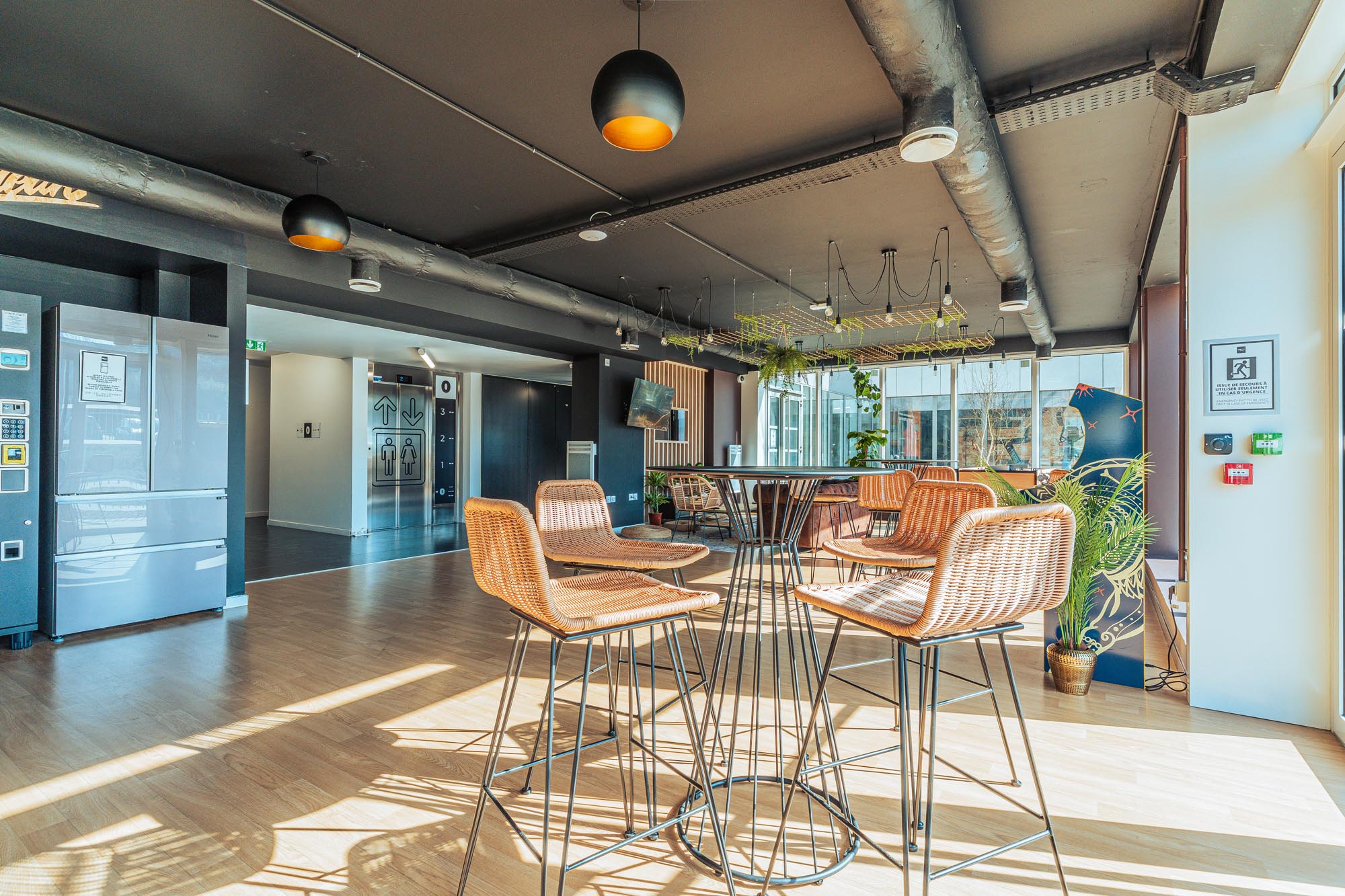 Salle commune de la résidence étudiante Babylone à Lille, avec des chaises et tables