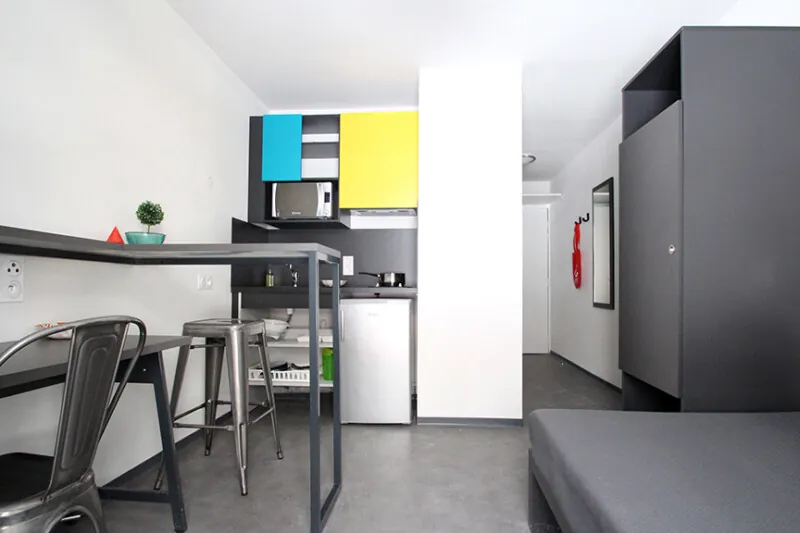 residence-etudiante-uxco-le-124-marseille-studio-bureau-kitchenette-couloir