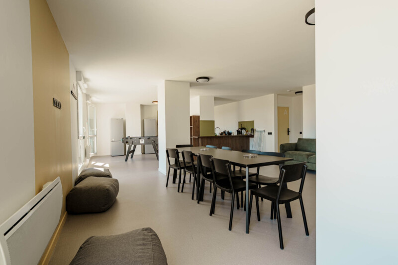 résidence étudiante salon colocation table