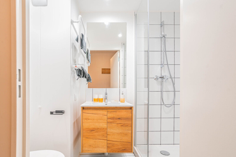 salle de bain dans studio - résidence étudiante à saint-ouen