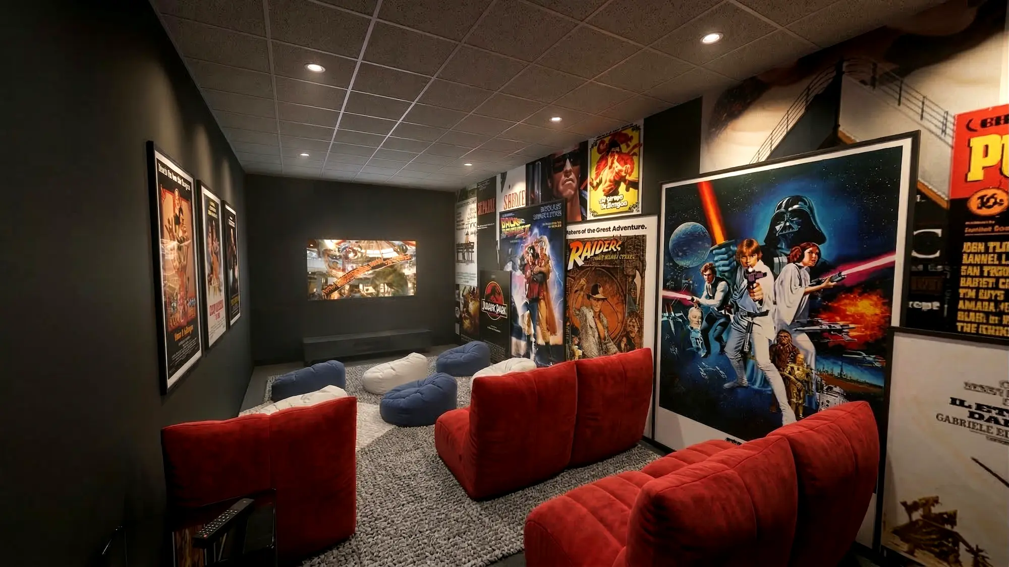 Salle cinébox avec fauteuils confortables dans une résidence à Saint-Ouen pour regarder des films et se détendre