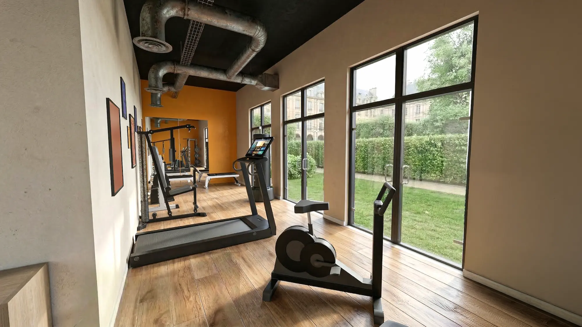 Salle de sport équipée dans une résidence à Saint-Ouen avec machines de fitness et espace d’entraînement